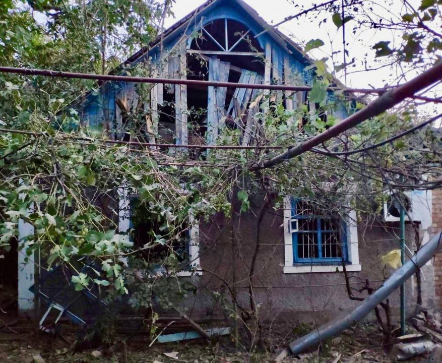 Обстреляны четыре громады на Днепропетровщине: в Никополе 1500 домов остались без света (Фото) - рис. 2