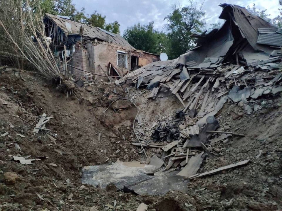 Обстреляны четыре громады на Днепропетровщине: в Никополе 1500 домов остались без света (Фото) - рис. 3