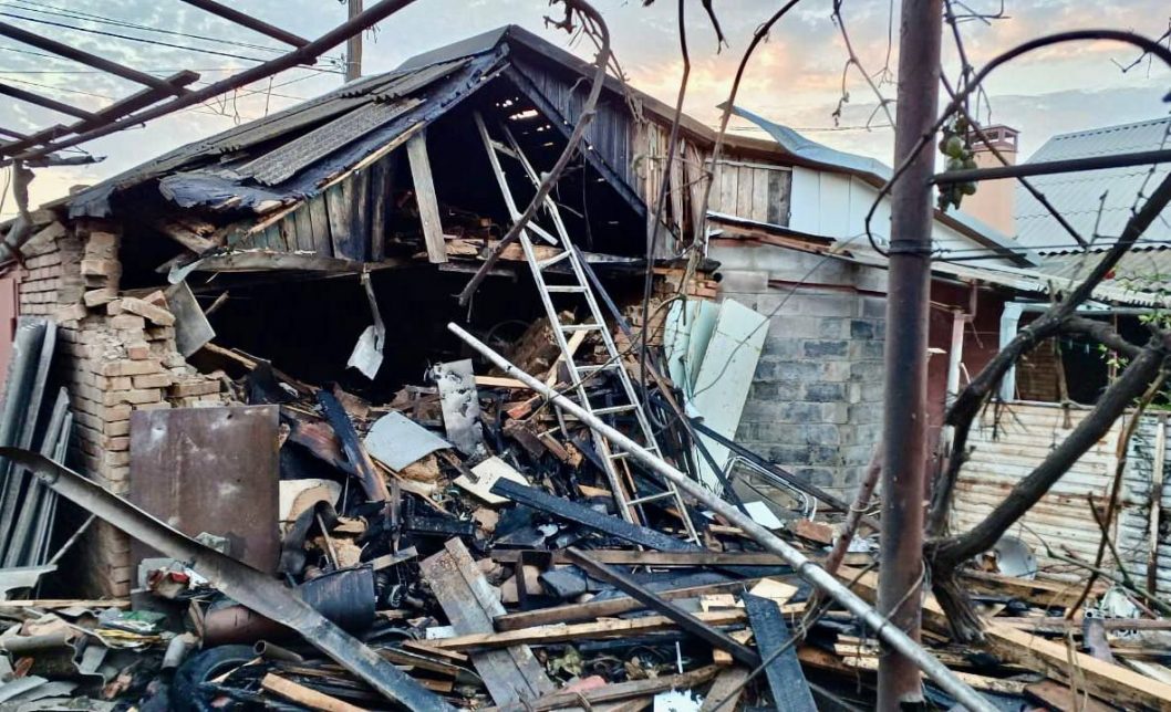 Обстреляны четыре громады на Днепропетровщине: в Никополе 1500 домов остались без света (Фото) - рис. 4