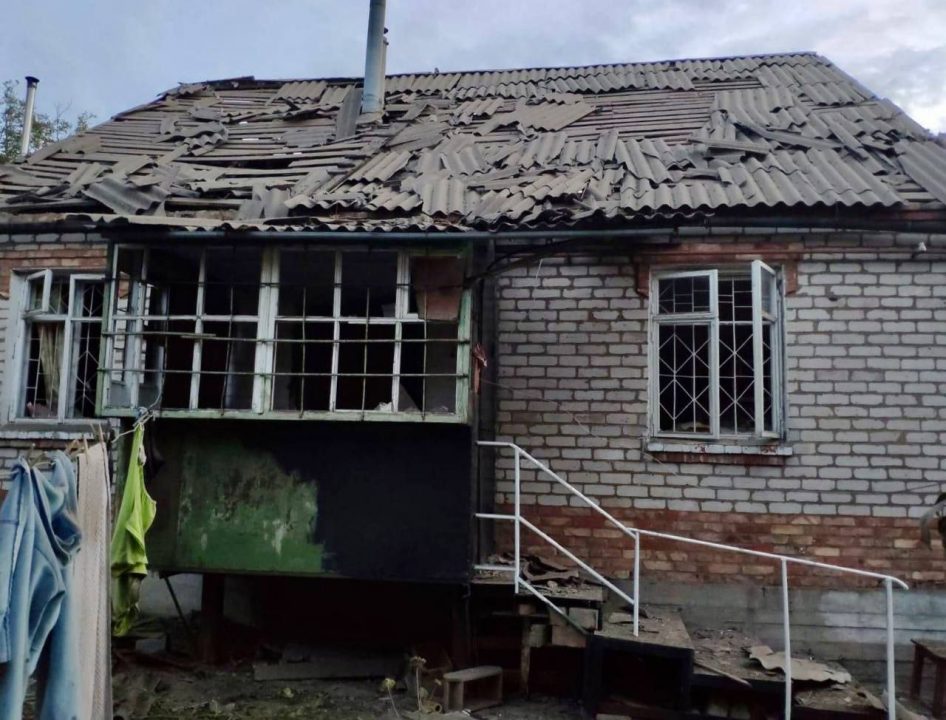 Обстреляны четыре громады на Днепропетровщине: в Никополе 1500 домов остались без света (Фото) - рис. 5