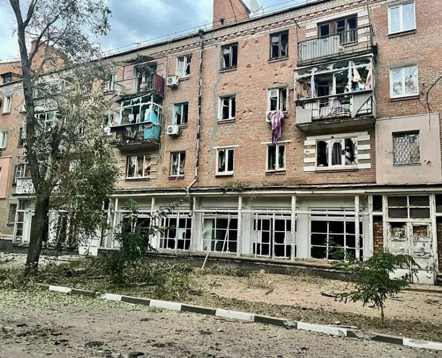 Враг ударил по Никополю: ранена женщина, в городе сильные разрушения (Фото) - рис. 1