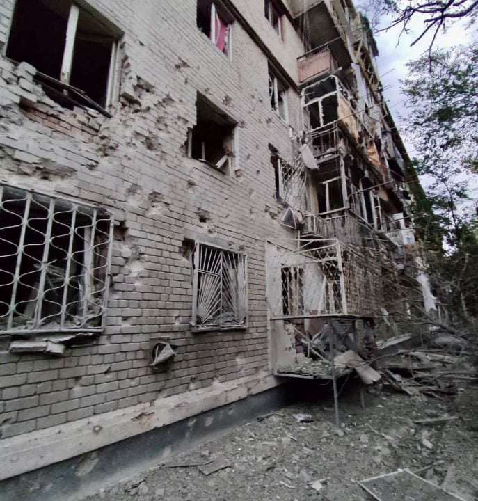 Враг ударил по Никополю: ранена женщина, в городе сильные разрушения (Фото) - рис. 4