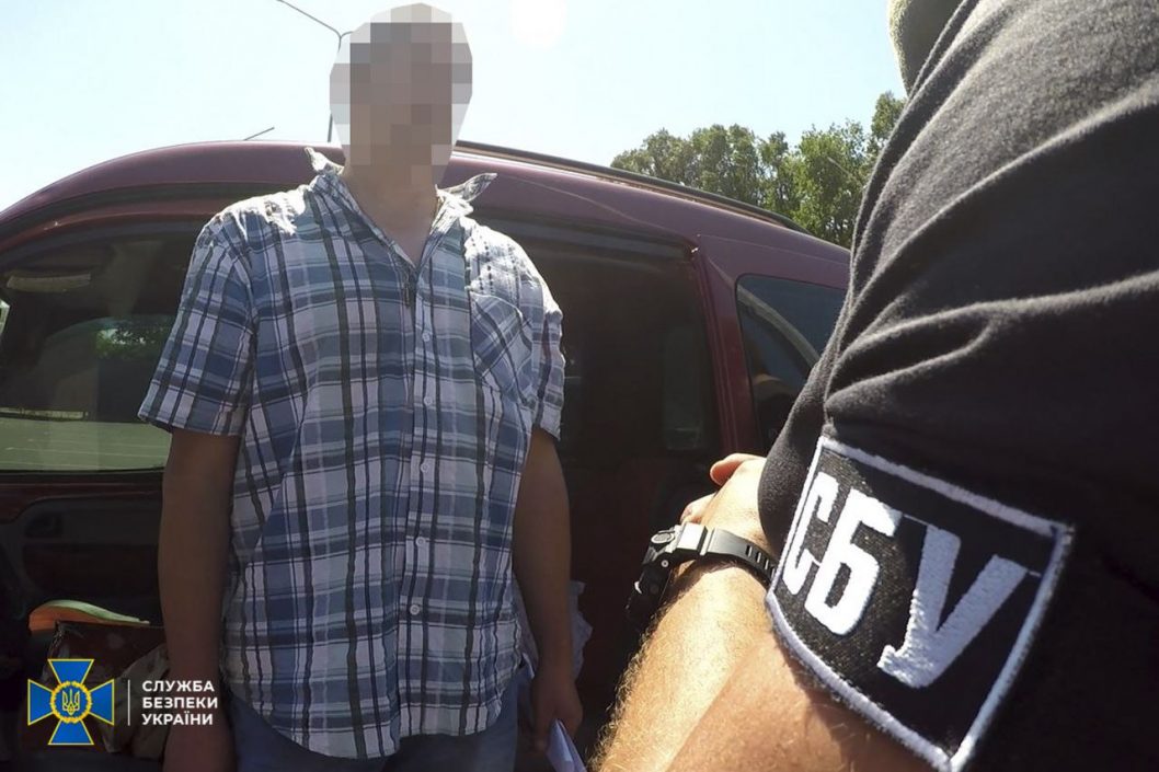 У Дніпрі СБУ затримала корегувальника ударів по аеропорту (Фото) - рис. 3