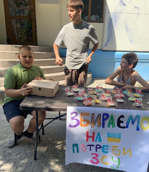 У Дніпрі діти влаштували продаж солодощів власного виробництва для допомоги ЗСУ - рис. 3