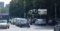 Кричала та заважала проїзду автівок: у Дніпрі жінка вибігла на проїзджу частину - рис. 9