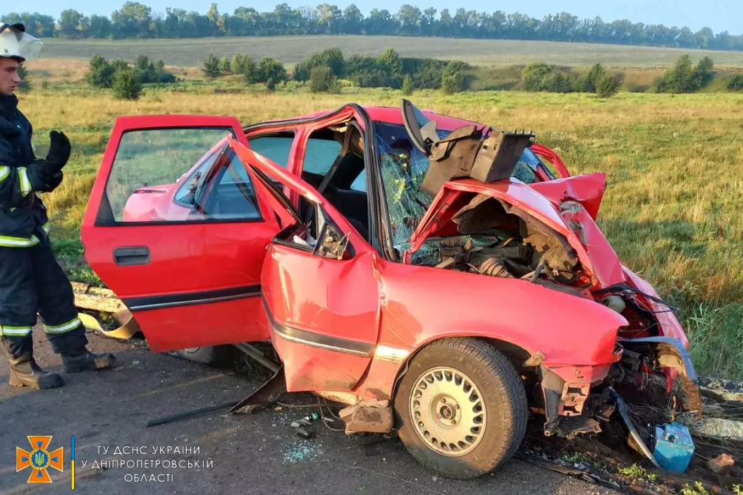 Жахлива ДТП на Дніпропетровщині: водія та пасажира затисло в понівеченій автівці - рис. 3