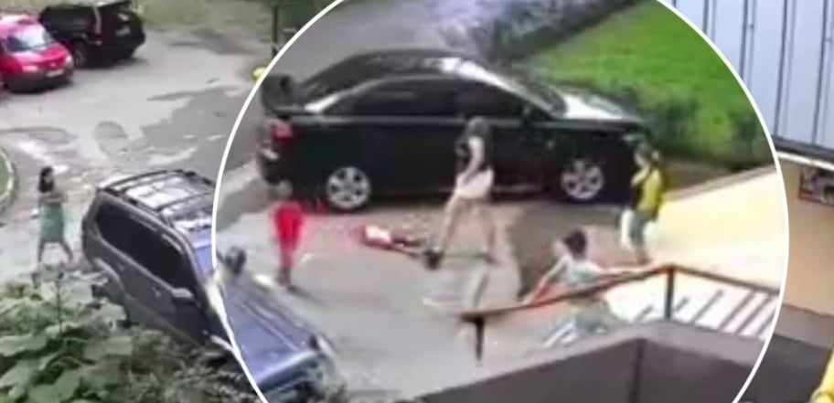 У Дніпрі «горе-мати» вдарила маленьку дитину, збивши її з ніг - рис. 1