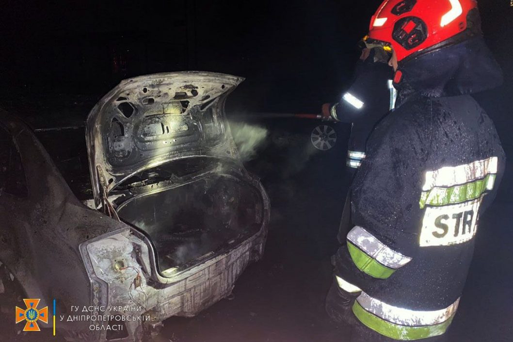 В Новомосковске полностью сгорел легковой автомобиль Audi - рис. 2