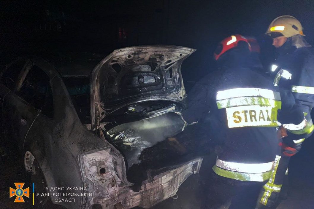 В Новомосковске полностью сгорел легковой автомобиль Audi - рис. 1