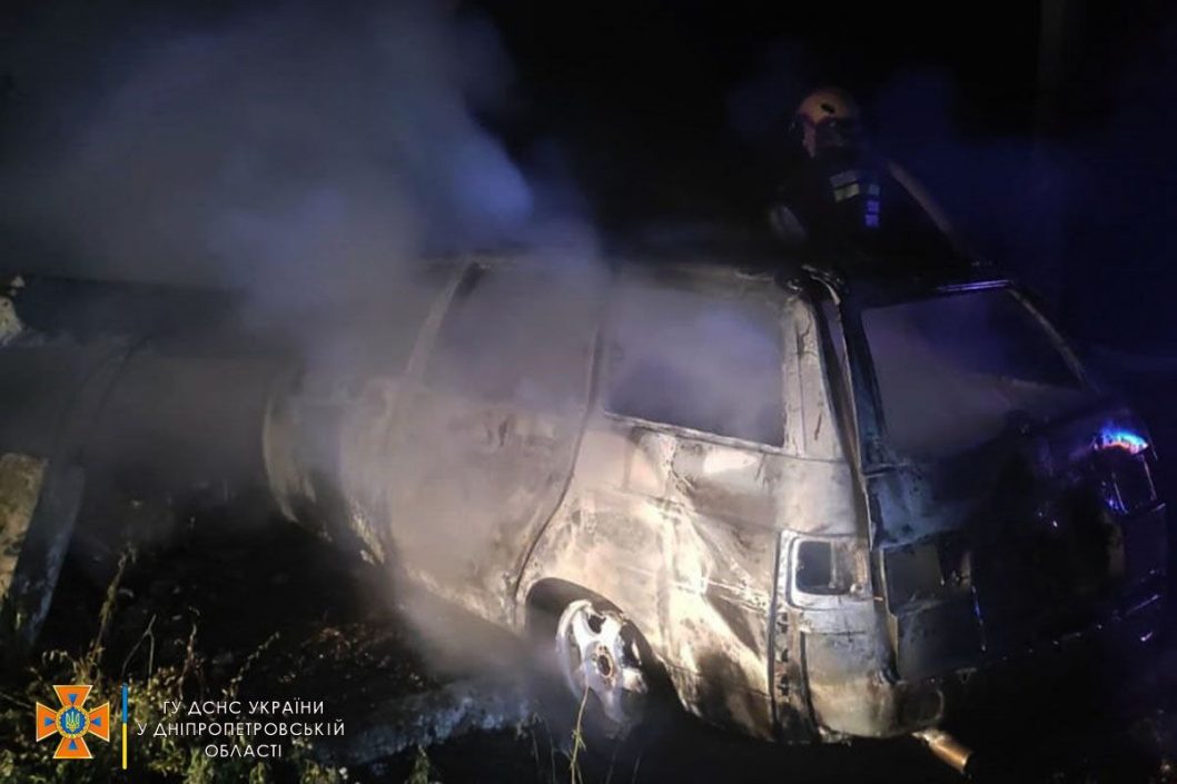 На Днепропетровщине в результате ДТП дотла сгорел легковой автомобиль - рис. 1
