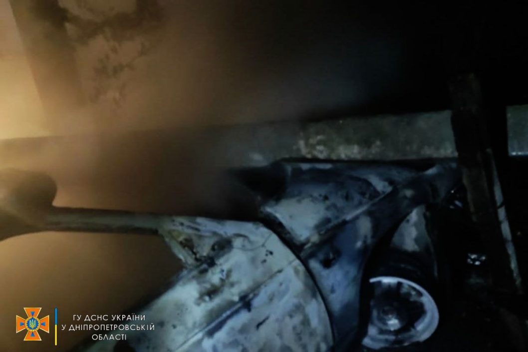 На Днепропетровщине в результате ДТП дотла сгорел легковой автомобиль - рис. 2