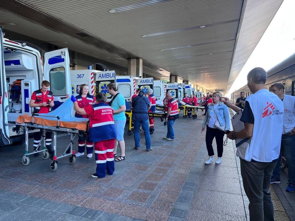 Волонтеры Днепра продолжают эвакуировать людей и доставлять гуманитарную помощь (Фото) - рис. 13