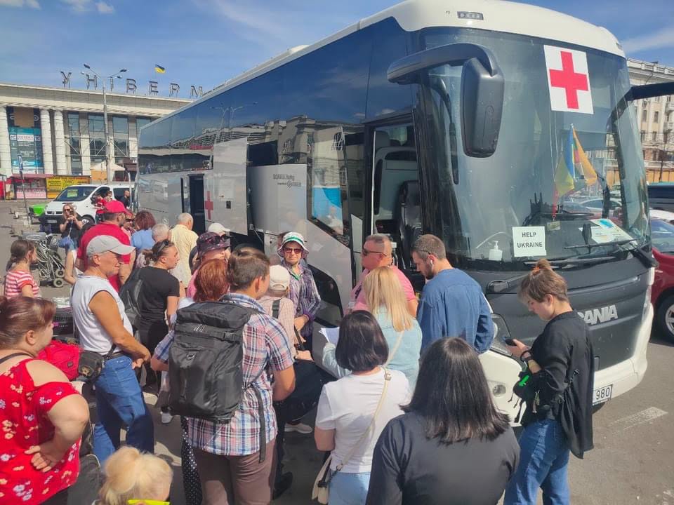 Волонтеры Днепра продолжают эвакуировать людей и доставлять гуманитарную помощь (Фото) - рис. 14