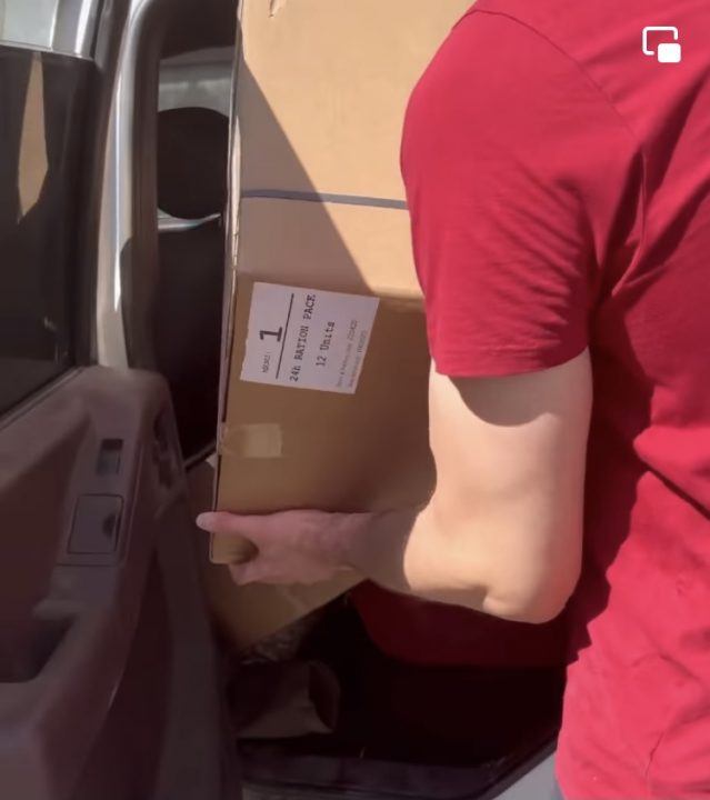 Волонтеры Днепра передали бойцам на фронт форму, лекарства и сухпайки (Фото) - рис. 2