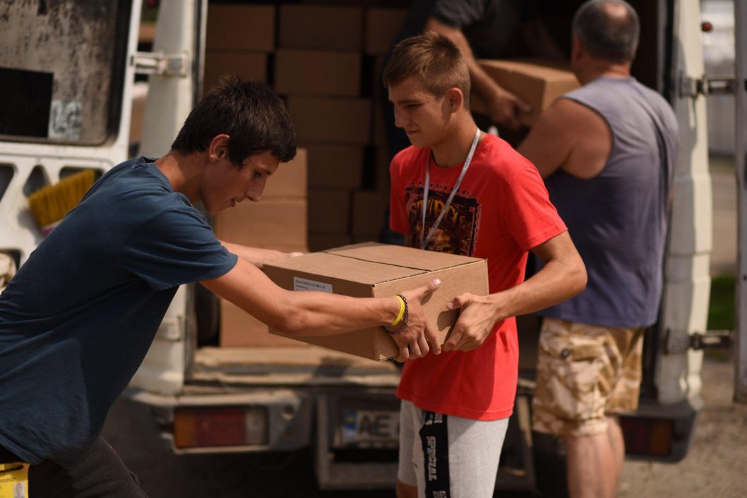 Волонтеры Днепра передали на фронт пикап, бронежилеты, помогли с эвакуацией людей (Фото) - рис. 1