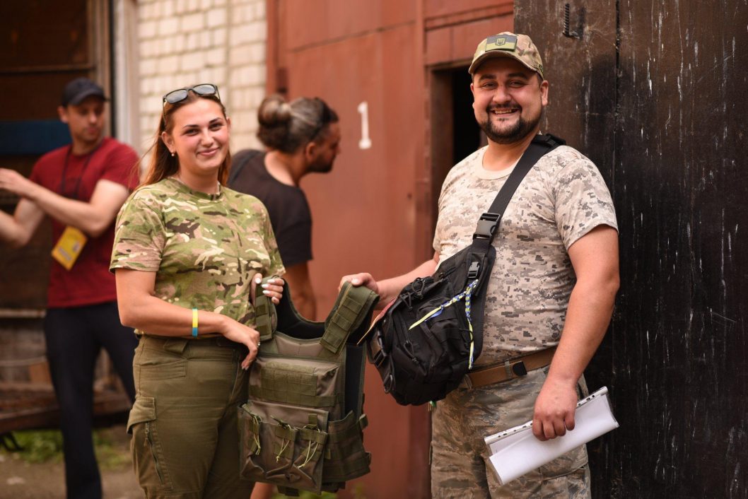 Волонтеры Днепра передали на фронт пикап, бронежилеты, помогли с эвакуацией людей (Фото) - рис. 2