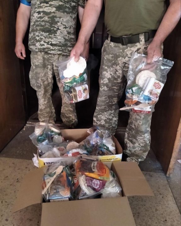Волонтери Дніпра відправили на фронт форму, ліки, продукти та засоби гігієни (Фото) - рис. 4