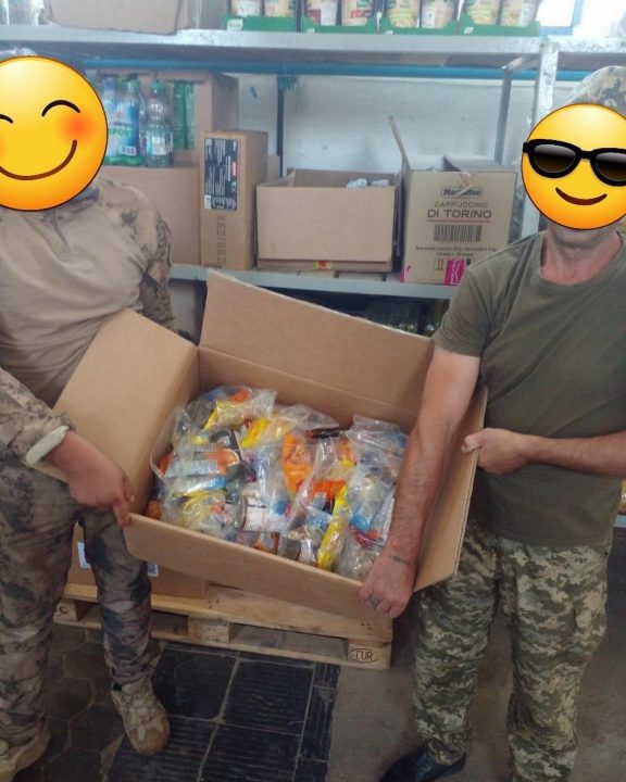 Волонтери Дніпра відправили на фронт форму, ліки, продукти та засоби гігієни (Фото) - рис. 7
