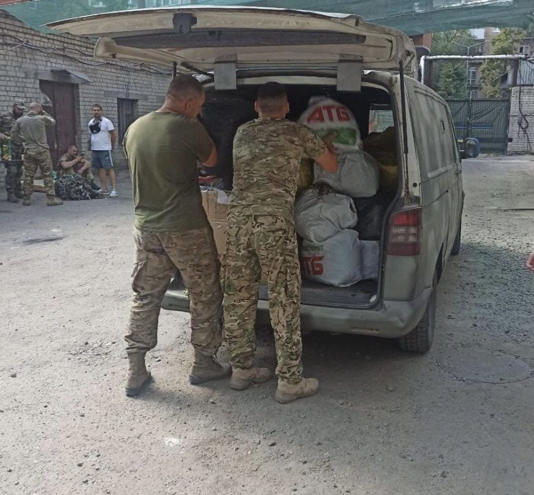 Волонтеры Днепра передали на фронт бойцам новую партию гуманитарных грузов - рис. 3