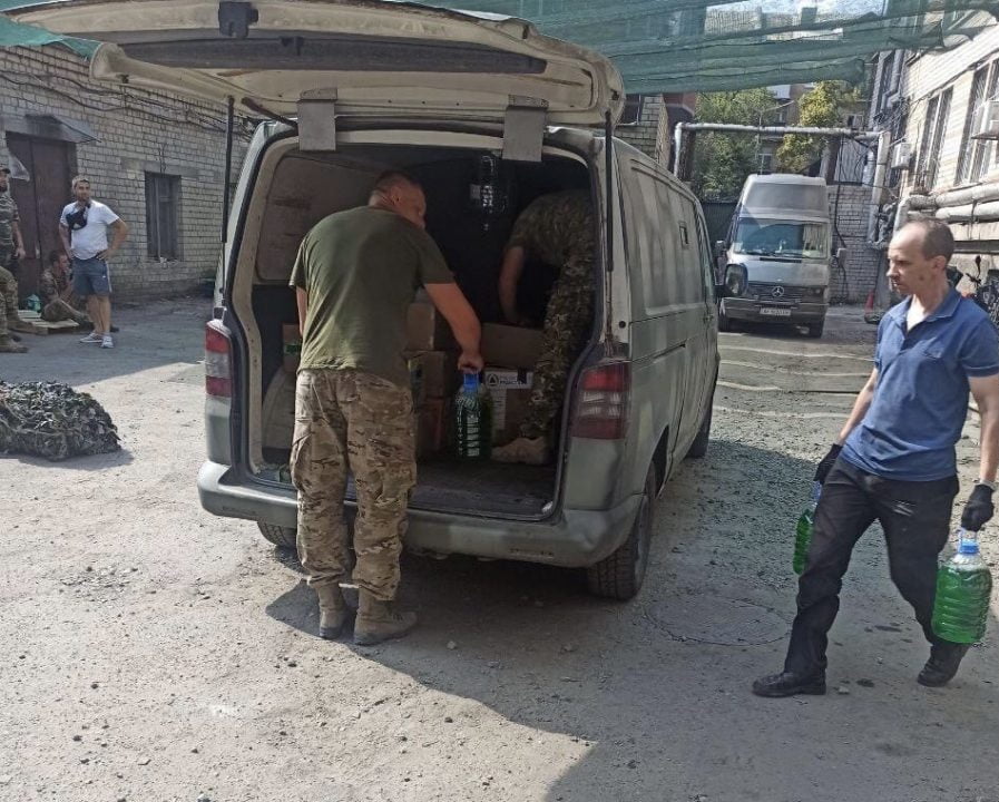 Волонтеры Днепра передали на фронт бойцам новую партию гуманитарных грузов - рис. 4