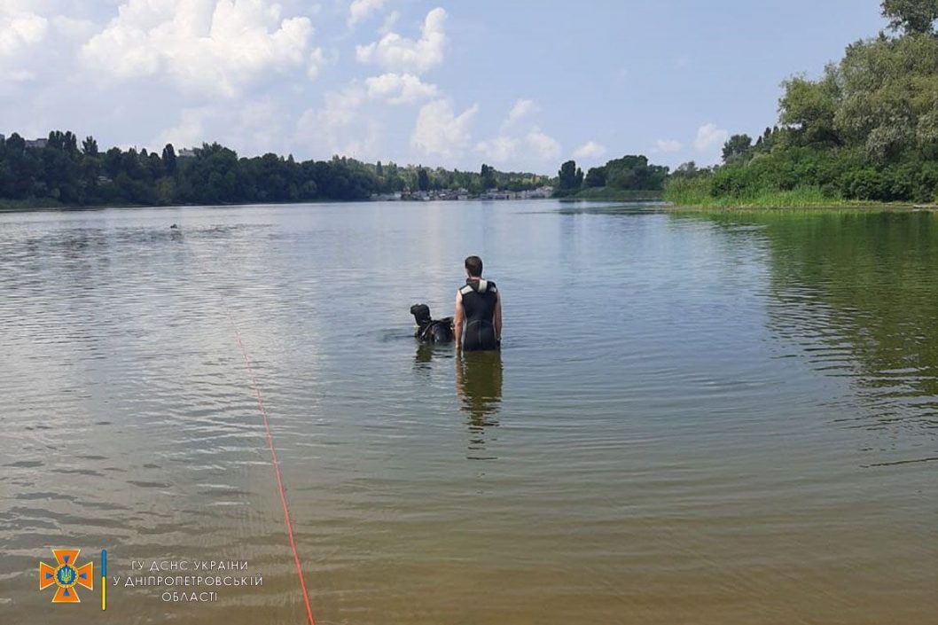 В Каменском спасатели достали из реки тело утонувшего подростка - рис. 1