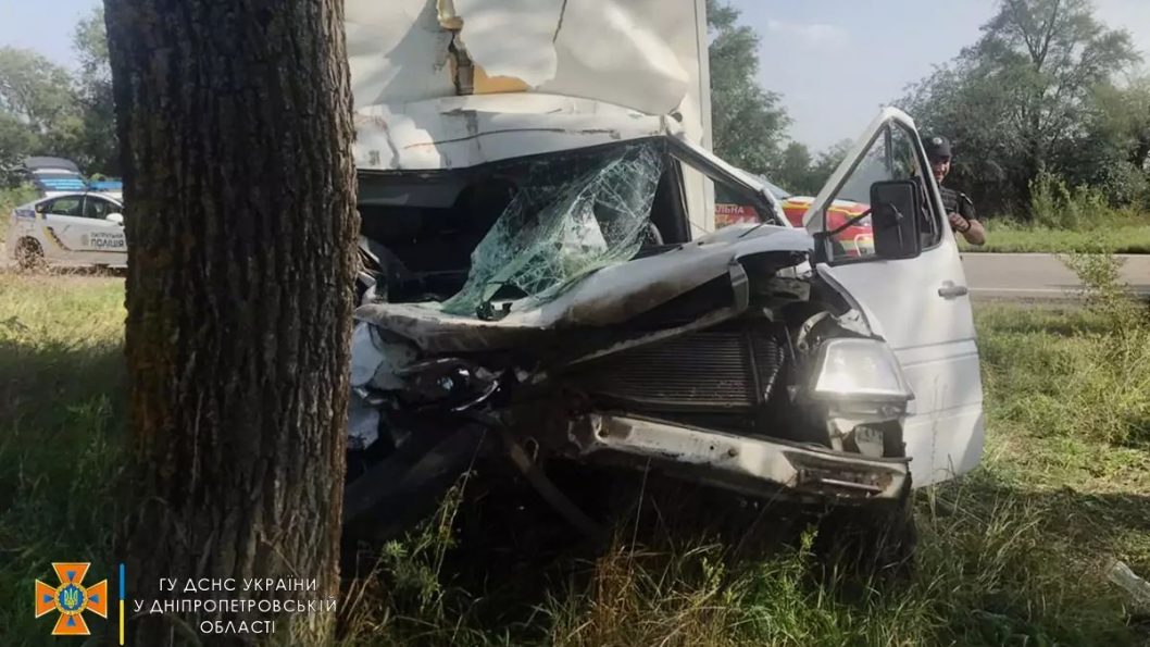 На Дніпропетровщині сталася аварія: водія одної з автівок затиснуло в салоні - рис. 1