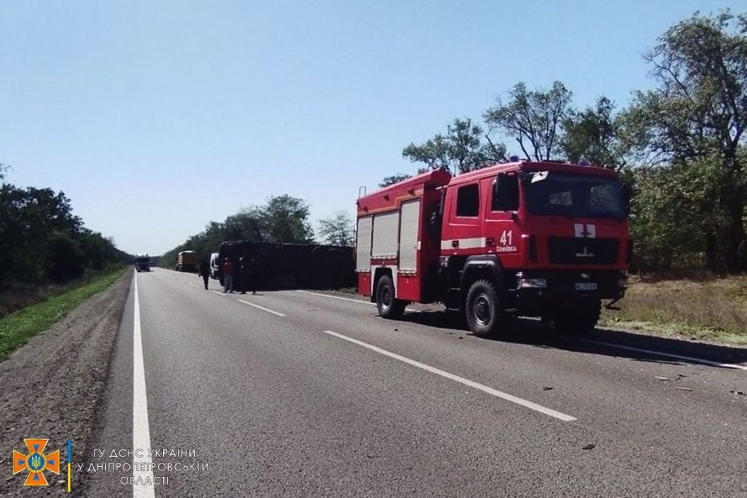 У Дніпропетровській області рятувальники деблокували мертвого водія, якого затиснуло в кабіні вантажівки - рис. 2
