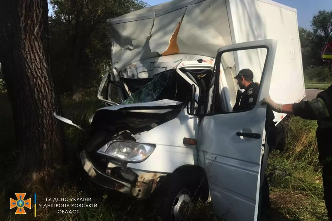 На Днепропетровщине произошла авария: водителя одного из автомобилей зажало в салоне - рис. 2