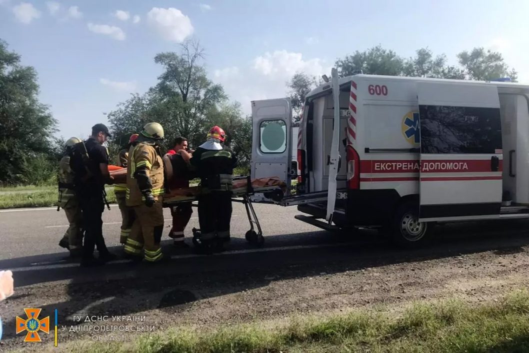 На Днепропетровщине произошла авария: водителя одного из автомобилей зажало в салоне - рис. 5