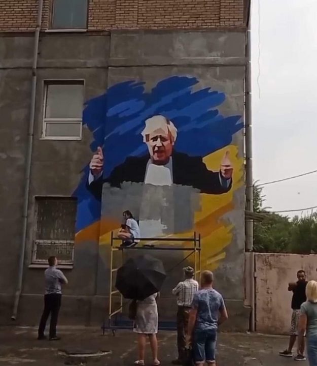 До побачення, everybody: у Кривому Розі зафарбували мурал з Борисом Джонсоном - рис. 1