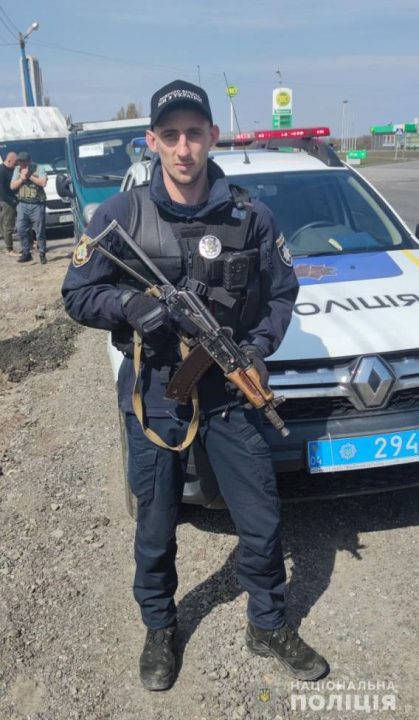 Полицейский из Днепропетровщины спас из-под обстрелов более 4 тысяч человек - рис. 2