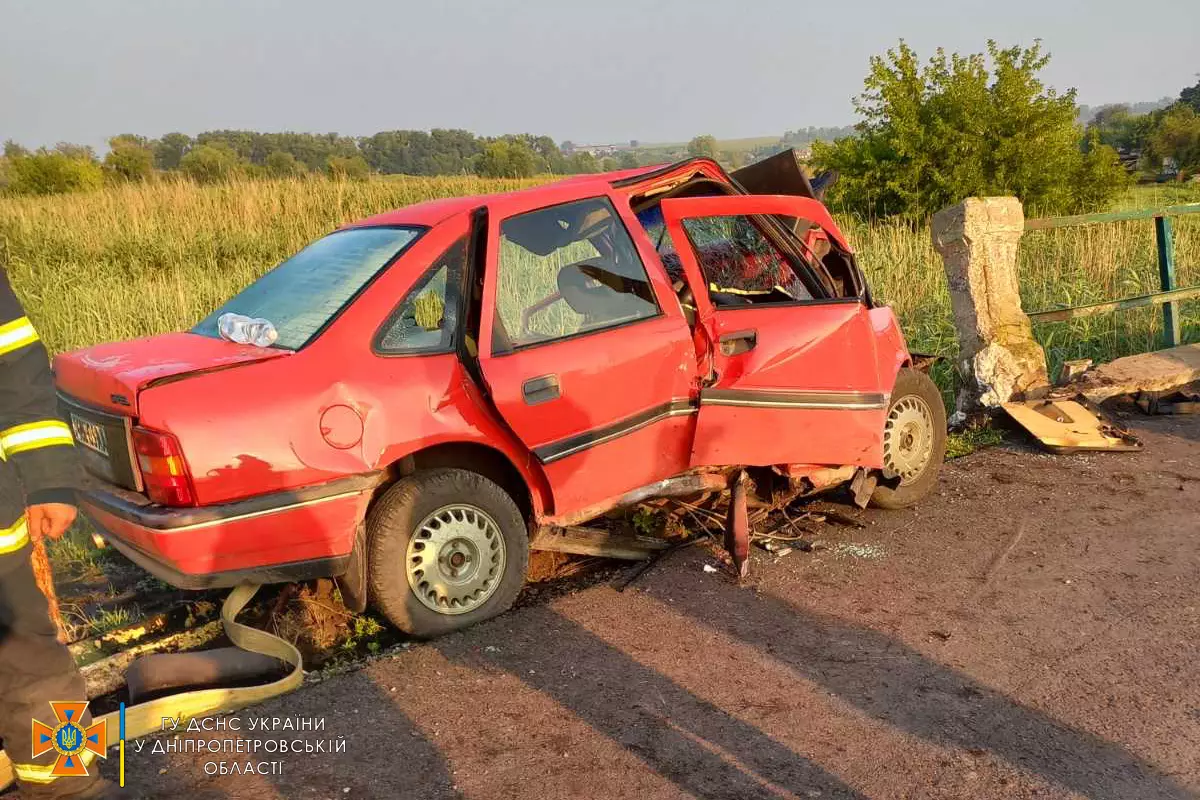 Жахлива ДТП на Дніпропетровщині: водія та пасажира затисло в понівеченій автівці - рис. 1