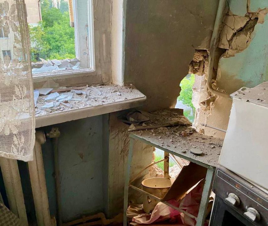 Російські терористи вночі вбили 11 мешканців Дніпропетровщини: понівечені будинки, школи і адмінбудівлі - рис. 4