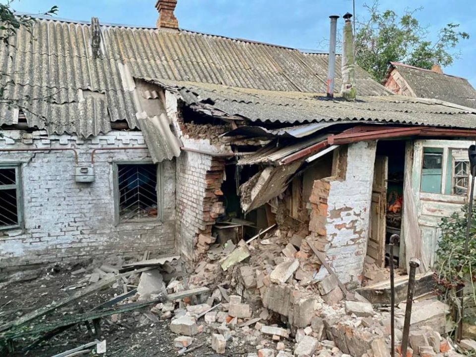 Российские оккупанты обстреляли два района Днепропетровщины: есть разрушения и пострадавшие - рис. 1