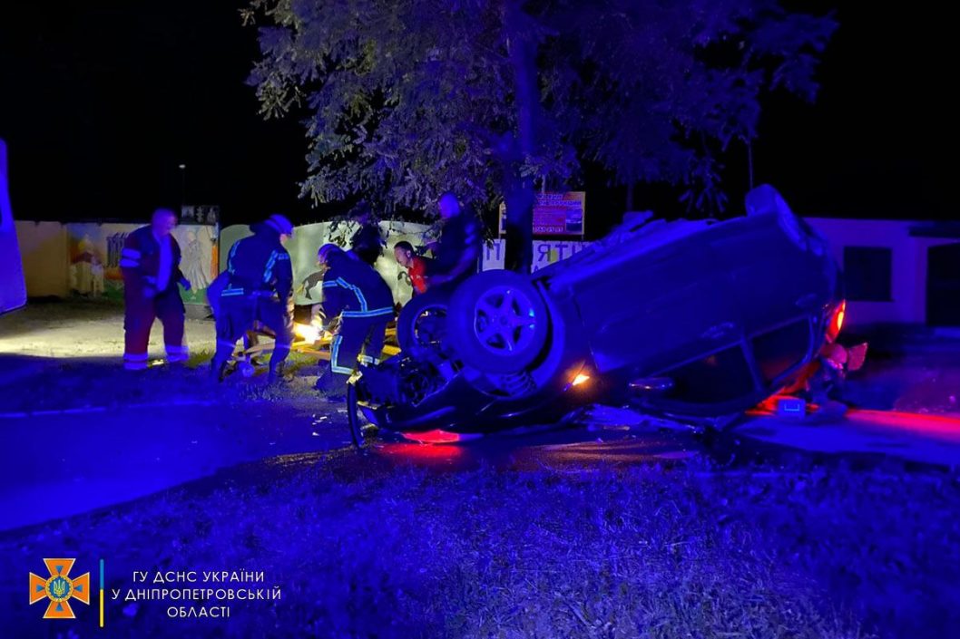 Ночное ДТП в Днепропетровской области: водителя зажало в перевернутом автомобиле - рис. 2
