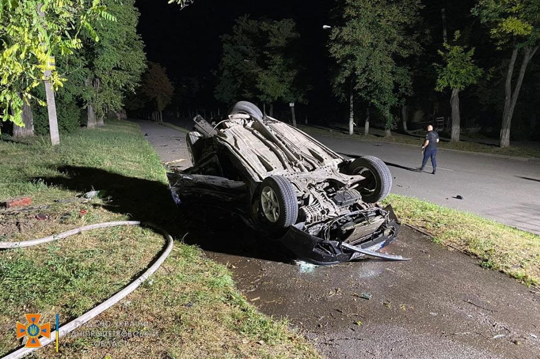 Ночное ДТП в Днепропетровской области: водителя зажало в перевернутом автомобиле - рис. 1