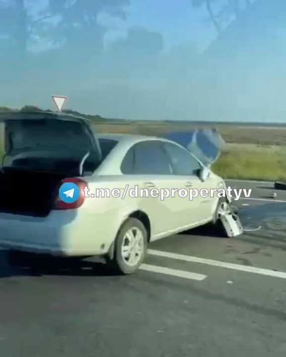 Під Дніпром сталася смертельна ДТП: легкову автівку «ВАЗ» розірвало навпіл - рис. 3