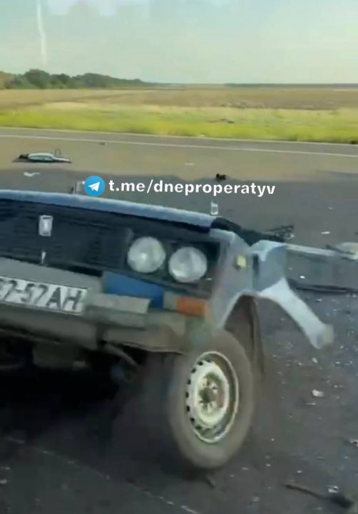 Під Дніпром сталася смертельна ДТП: легкову автівку «ВАЗ» розірвало навпіл - рис. 1