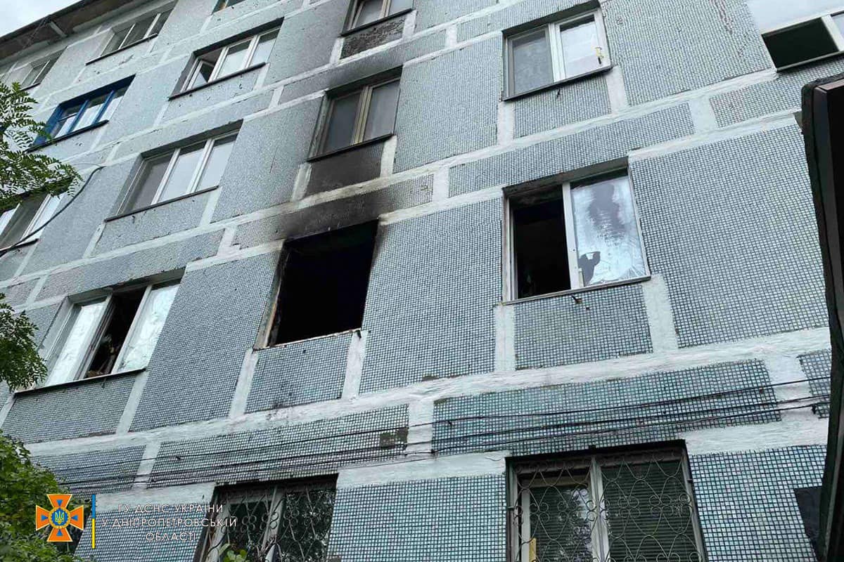 В Днепре горела многоэтажка: жителя с 4-го этажа спускали по автолестнице - рис. 1