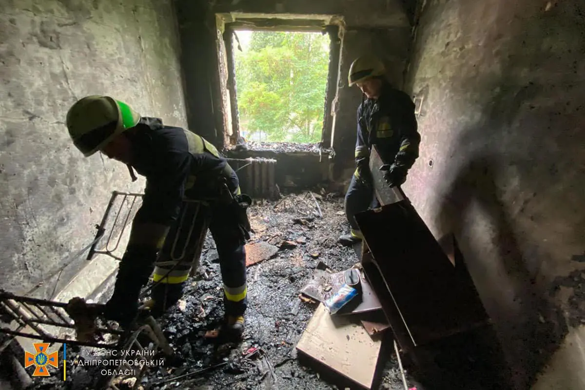 В Днепре горела многоэтажка: жителя с 4-го этажа спускали по автолестнице - рис. 2
