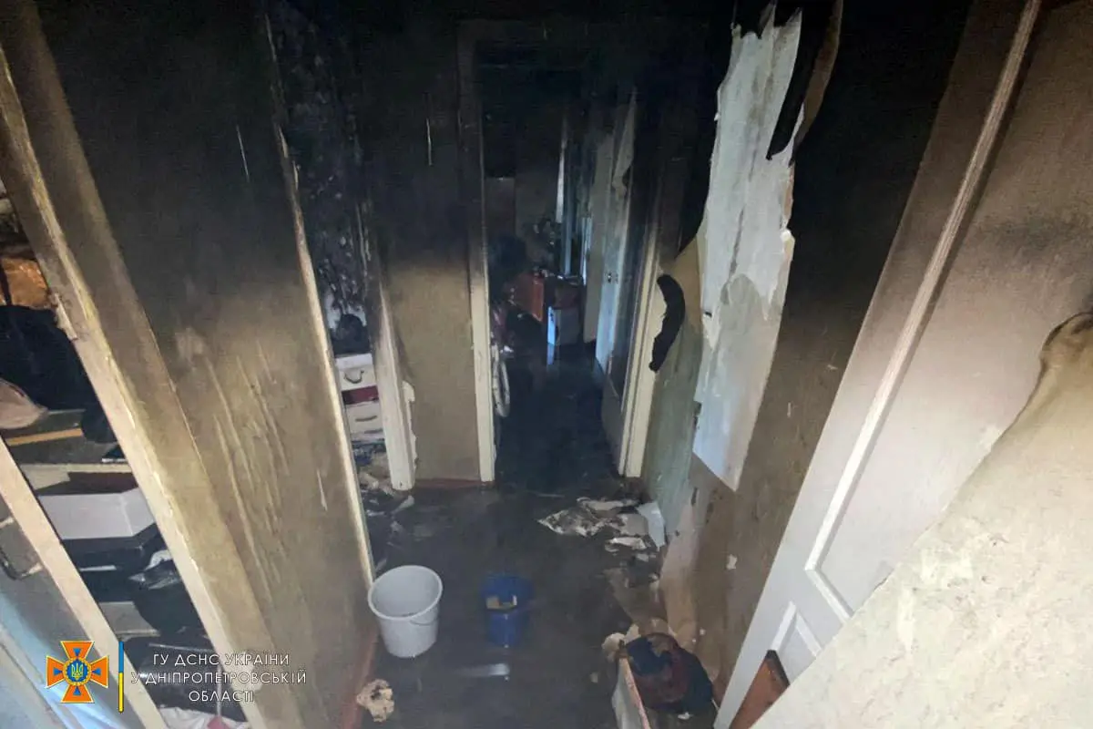 В Днепре горела многоэтажка: жителя с 4-го этажа спускали по автолестнице - рис. 3