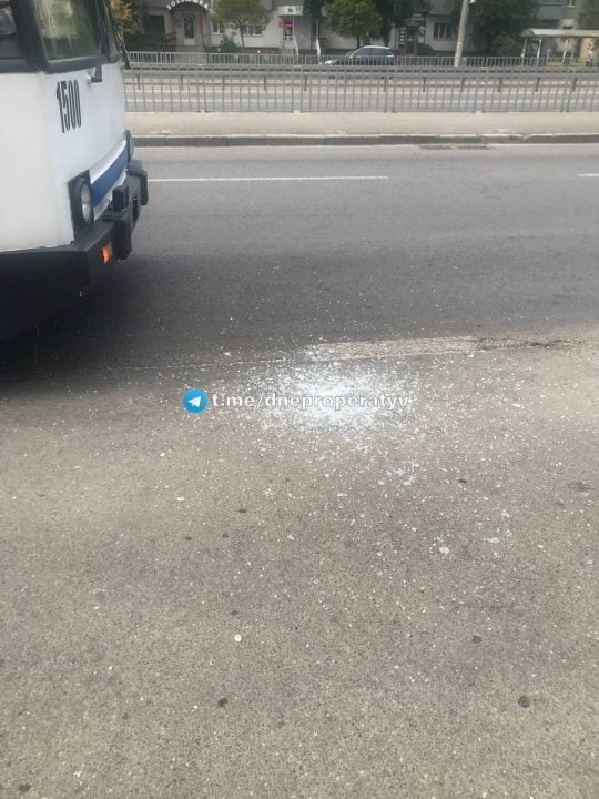 У Дніпрі чоловік розбив скло у громадському транспорті - рис. 1