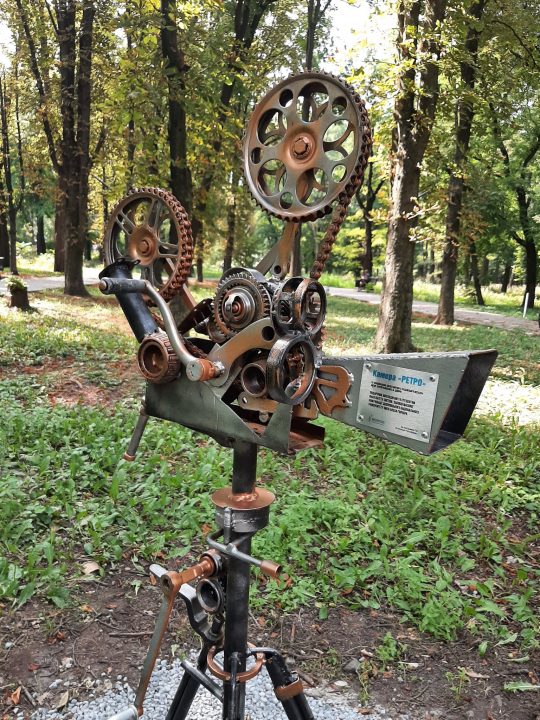 В Гагарин-парке Днепра установили скульптуру в виде ретро-камеры - рис. 1