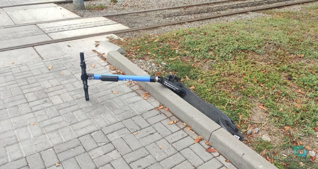 У центрі Дніпра хулігани зламали шерінговий електросамокат (Фото) - рис. 2