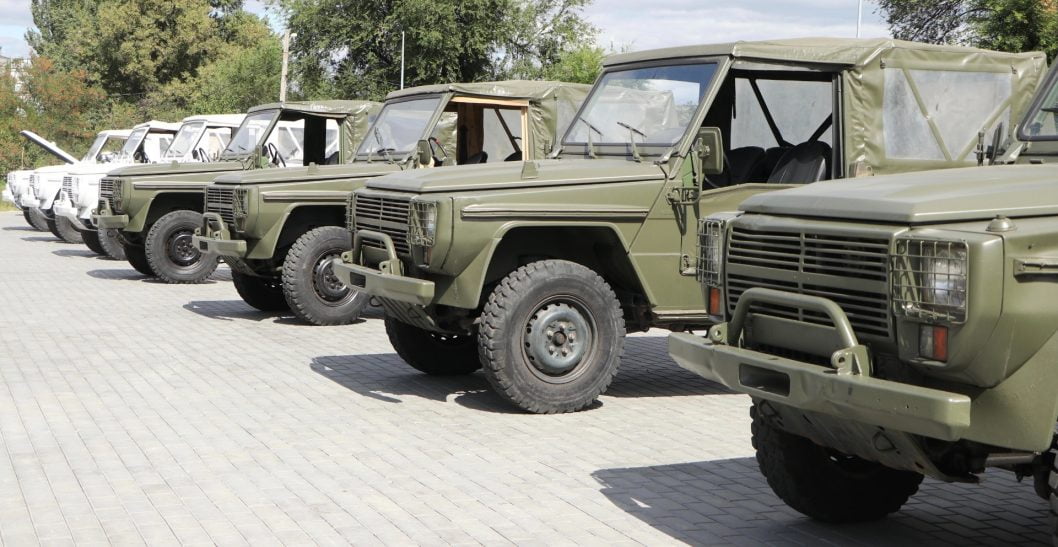 Городские власти Днепра передали на фронт восемь автомобилей - рис. 1