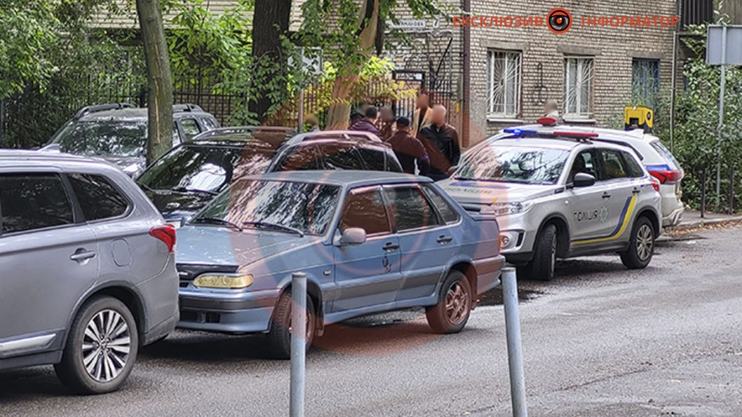 Стрельба в центре Днепра: разыскивают мужчину с сумкой Glovo - рис. 1