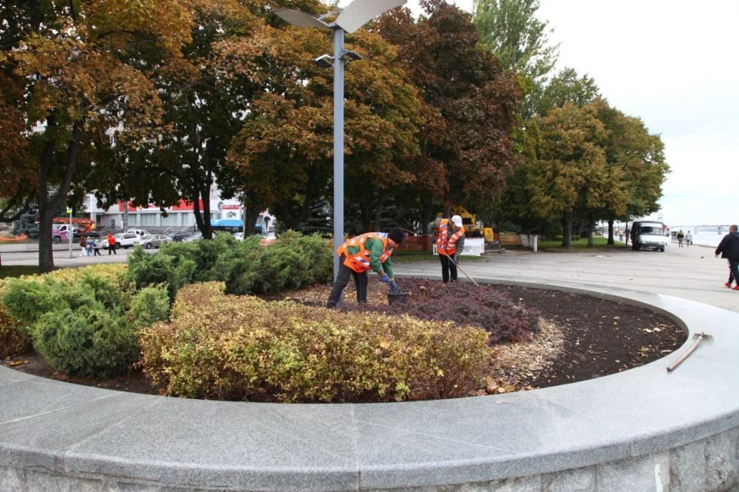 У Дніпрі розповіли, чому не висаджують квіти та не відновлюють газони - рис. 1