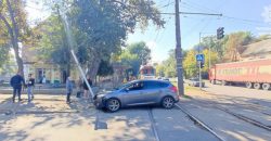 В Днепре нетрезвый водитель врезался в светофор и остановил движение трамваев - рис. 11