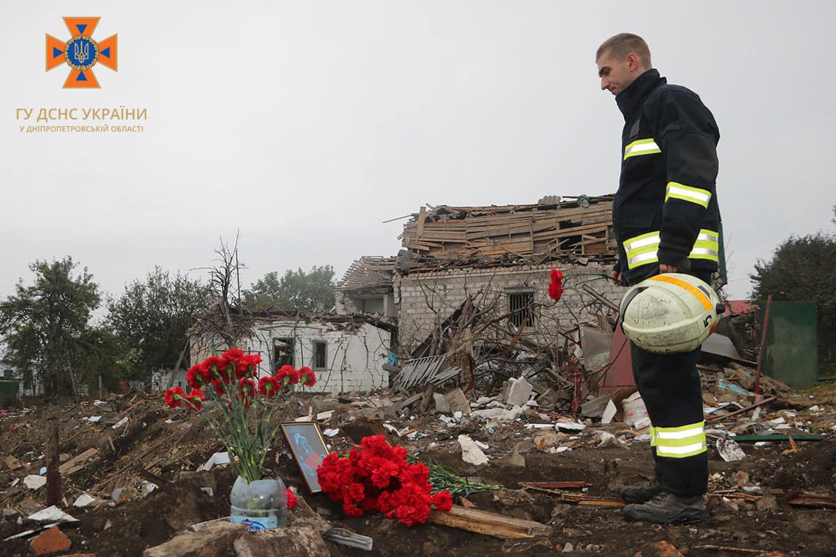 В Днепре возле места гибели семьи от вражеской ракеты кладут цветы и игрушки (Фото) - рис. 1