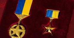 Президент Украины посмертно наградил бойца из Никополя, которого опознали по сине-желтому браслету на руке - рис. 6